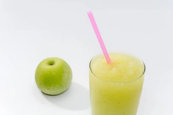 Grüner Apfelsmoothie auf Glas auf weißem Hintergrund — Stockfoto