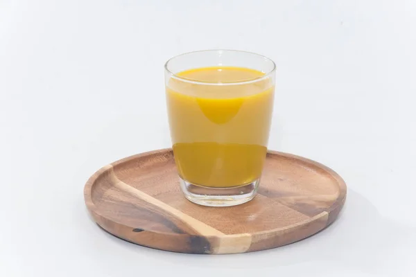 Bebida de suco de abóbora em vidro no fundo branco — Fotografia de Stock