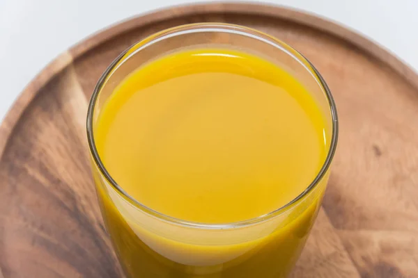 Bebida de suco de abóbora em vidro no fundo branco — Fotografia de Stock