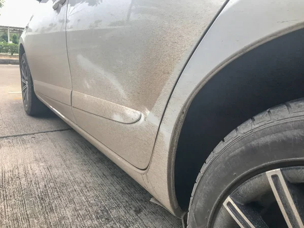 Barro sucio del aerosol del coche moderno de la puerta —  Fotos de Stock