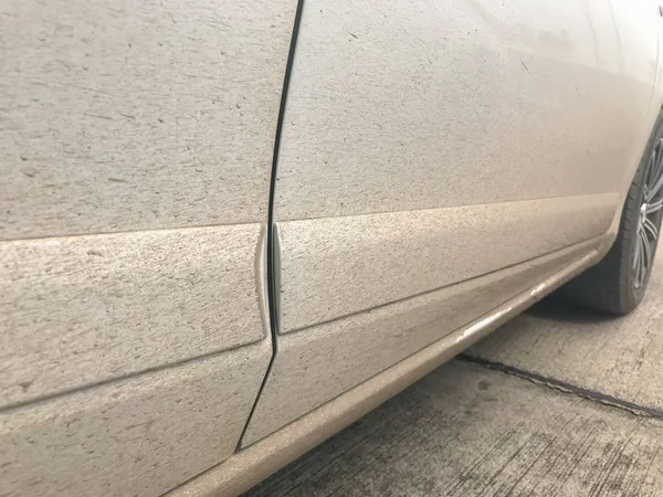 Lama de pulverização suja do carro de porta moderno — Fotografia de Stock