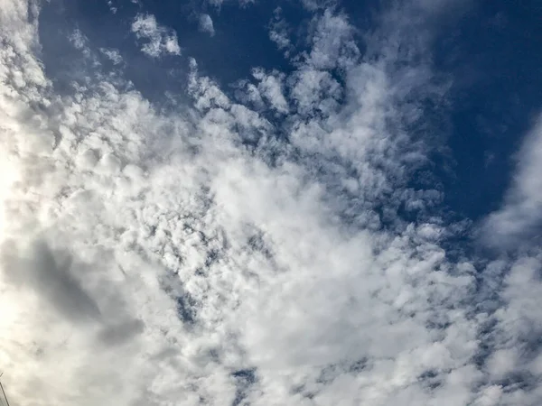 Szabadban gyönyörű kék ég felhővel Thaiföldön — Stock Fotó