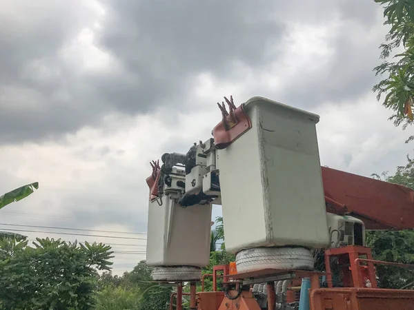 Подъёмник с гидравлическим управлением в грузовике — стоковое фото