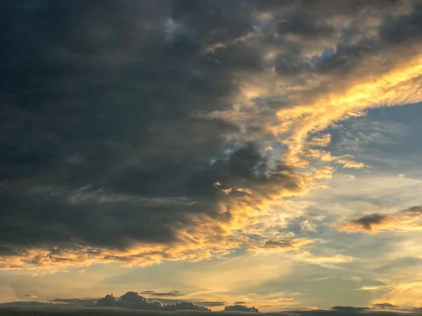 Dramatique nuage abstrait orange et gris au thailand — Photo