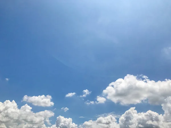 Lindas nuvens fofas no céu azul — Fotografia de Stock