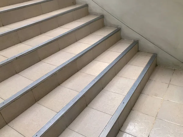 Gran escalón del edificio moderno — Foto de Stock