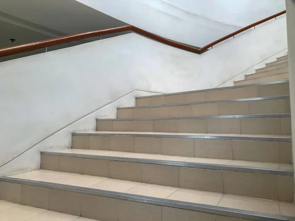 Duży krok schodowy nowoczesnego budynku — Zdjęcie stockowe