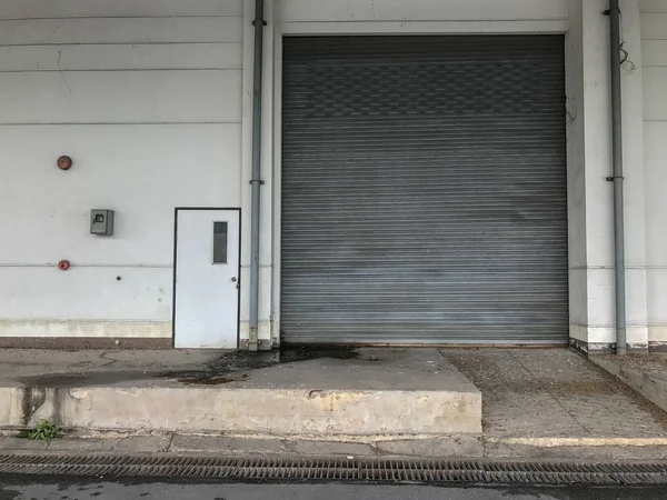 Front view roller shutter door of the empty warehouse — Stock Photo, Image