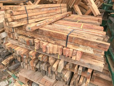 Depoda sıra sıra odun yığını