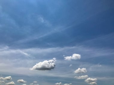 Güzel kalın kabarık bulutlar ve mavi gökyüzü