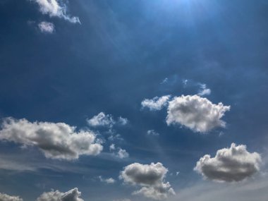 Güzel kalın kabarık bulutlar ve mavi gökyüzü