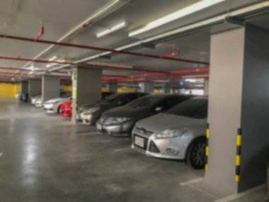 Kapalı otoparkın arka planı bulanık