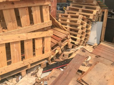 Bir depoya istiflenmiş ahşap paletleri kapatın.