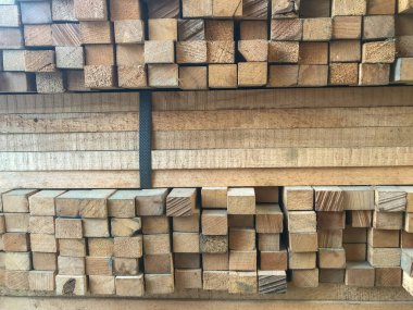 Depoda sıra sıra odun yığını