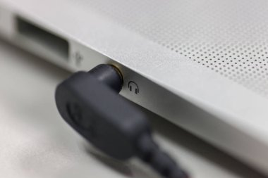 Laptoptaki kulaklıkları tak.