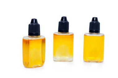 Beyaz arka planda elektronik sigara şişesi için lezzet