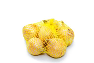Sarı plastik ağda taze soğanlar