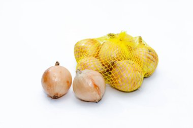 Sarı plastik ağda taze soğanlar