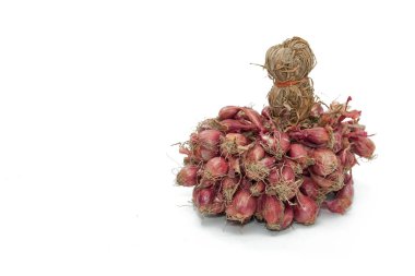 Beyaz arkaplanda kurutulmuş kırmızı soğan demeti
