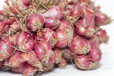 Beyaz arkaplanda kurutulmuş kırmızı soğan demeti