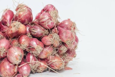 Beyaz arkaplanda kurutulmuş kırmızı soğan demeti