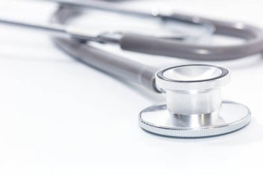 beyaz zemin üzerine stetoskop, yakın çekim