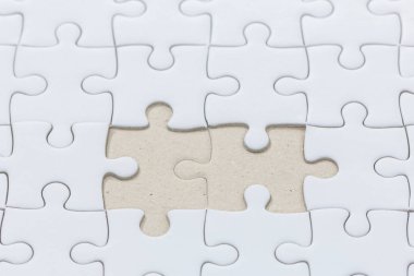 Beyaz yapbozun eksik parçasıyla yakın plan yap