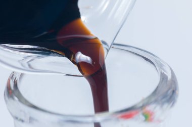 Eldivenle kapat, siyah sıvı dök.