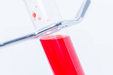 Test tüpü tutucusunun kırmızı sıvısını tut.