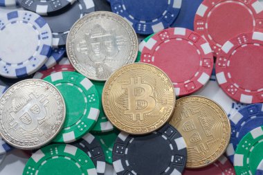 Beyaz arka planda kumarhane çipleri üzerine Bitcoin