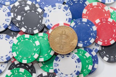 Beyaz arka planda kumarhane çipleri üzerine Bitcoin