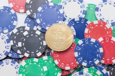 Beyaz arka planda kumarhane çipleri üzerine Bitcoin