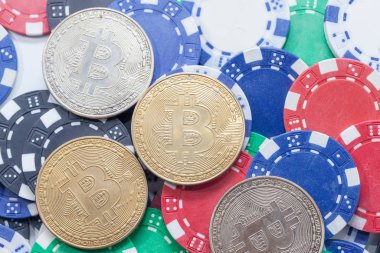 Beyaz arka planda kumarhane çipleri üzerine Bitcoin
