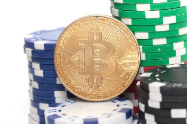 Beyaz arka planda kumarhane çipleri üzerine Bitcoin
