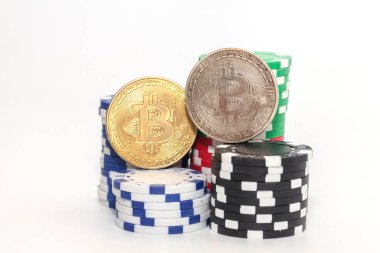 Beyaz arka planda kumarhane çipleri üzerine Bitcoin