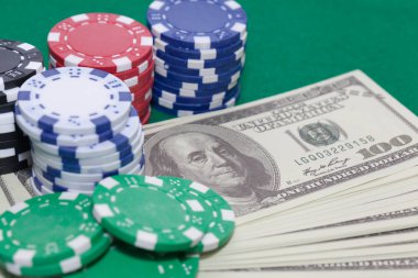 Poker fişleri ve para yığını, kumar konsepti