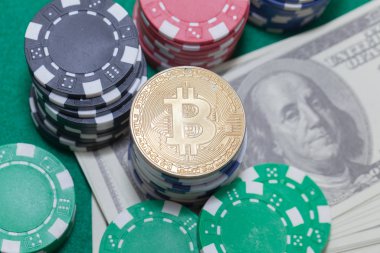 Bitcoin, poker fişleri ve para, kumar konsepti