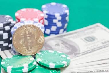 Bitcoin, poker fişleri ve para, kumar konsepti