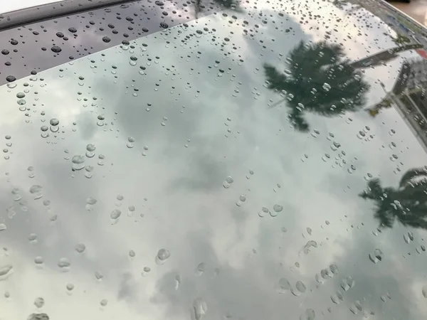 Goccia d'acqua e parabrezza posteriore in vetro dell'auto — Foto Stock