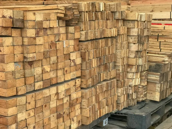 Pila fila di legno nel magazzino di stoccaggio — Foto Stock