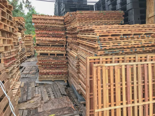 Close-up Houten pallets gestapeld in een magazijn — Stockfoto