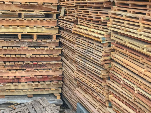 Close up Paletes de madeira empilhadas em um armazém — Fotografia de Stock
