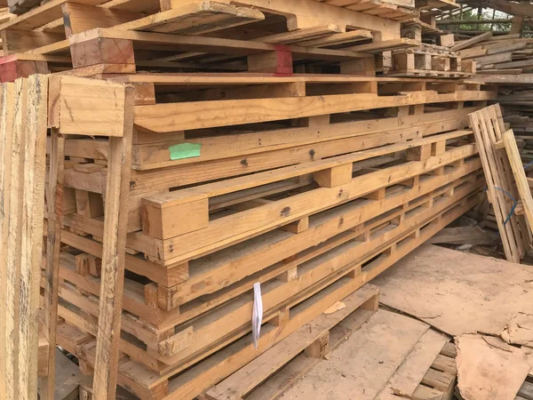 Закрыть деревянные поддоны, сложенные на складе — стоковое фото
