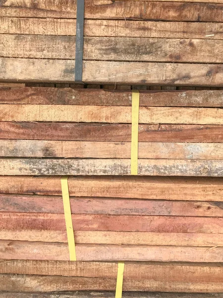 Depoda sıra sıra odun yığını — Stok fotoğraf