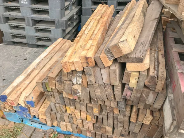 Stapel hout in opslagruimte — Stockfoto