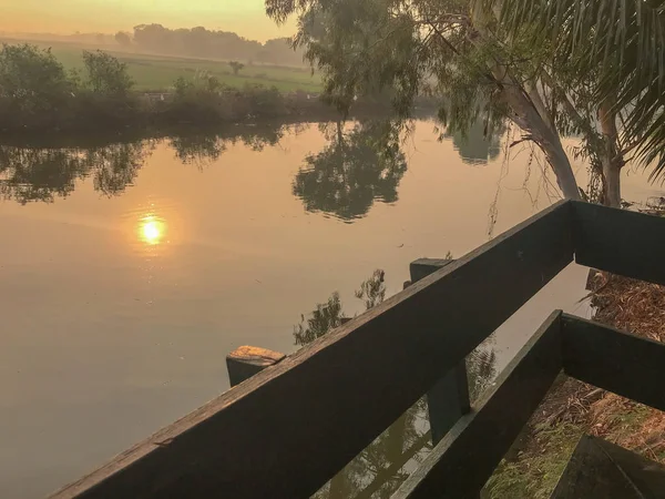 Canal cerca del arrozal por la mañana — Foto de Stock