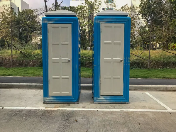 Mobiel of draagbaar toilet op bouwplaats — Stockfoto