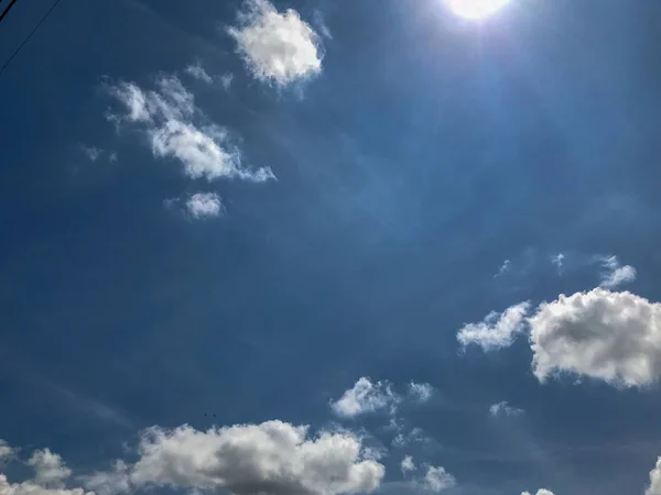 Beautiful thick fluffy clouds and blue sky — Stock Photo, Image