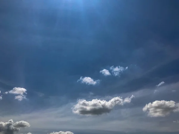 Belle nuvole spesse e soffice cielo blu — Foto Stock