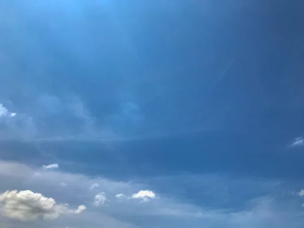 아름답고 짙은 솜털 구름 과푸른 하늘 — 스톡 사진